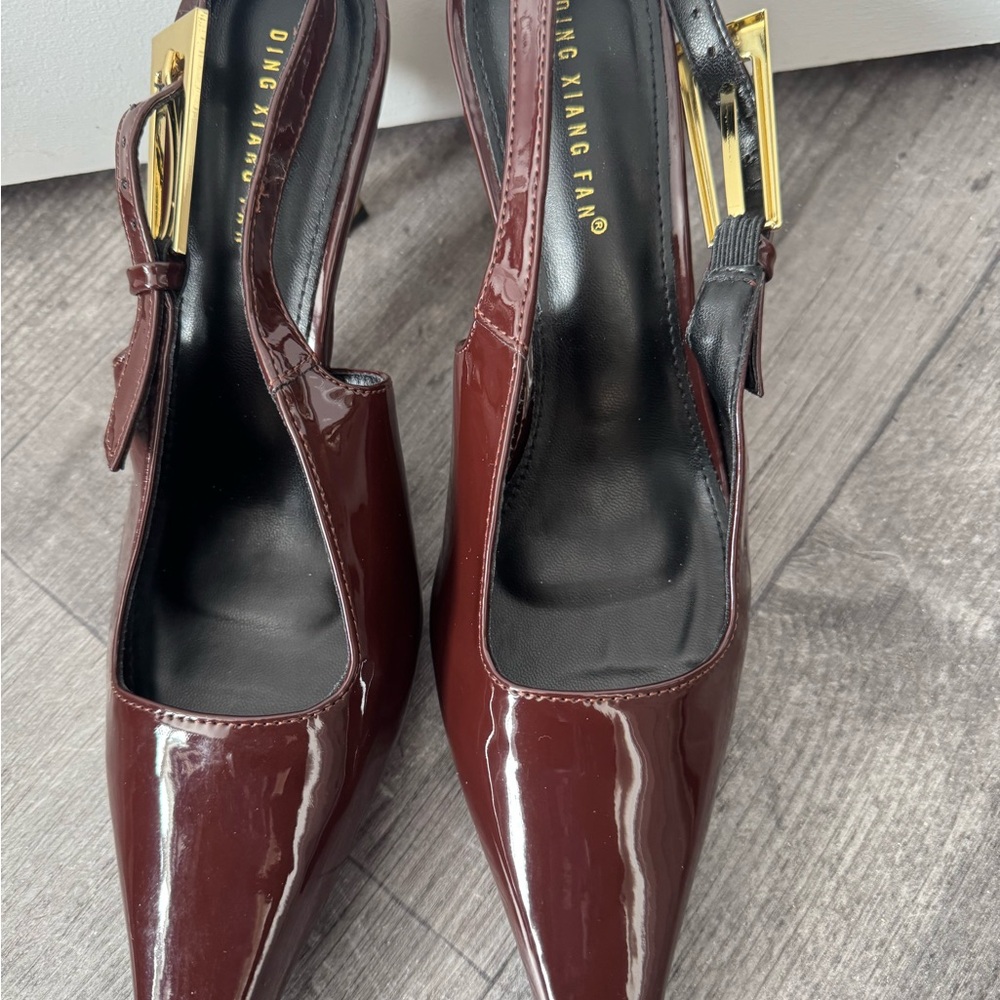 Elegant Brown Heels with Gold Buckle